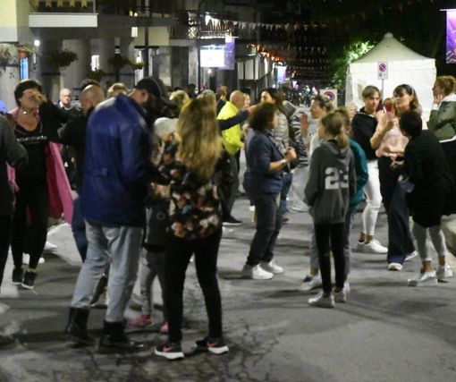Bardonecchia si gode la Notte Bianca: musica e cocktail tour in via Medail - Foto Gian Spagnolo