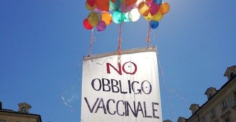 Due sorelline restano fuori dall'asilo perché non vaccinate: la mamma fa lo sciopero della fame