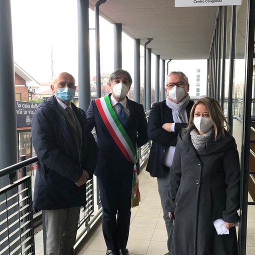 il sindaco di Rivoli Tragaioli al taglio del nastro nella nuova sede di via Dora Riparia