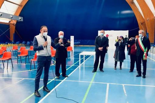 Alberto Cirio al nuovo centro vaccinale dell'Asl To5 a Vinovo