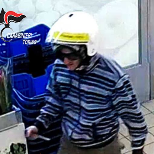 Il rapinatore fermato dal mendicante nigeriano aveva un lungo curriculum: 11 i colpi tentati o messi a segno nei supermercati (FOTO e VIDEO)