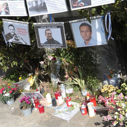 foto, cartelli e fiori per ricordare Navalny