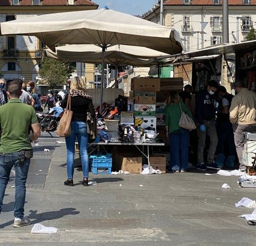 Il luogo dell'omicidio, con la scientifica al lavoro