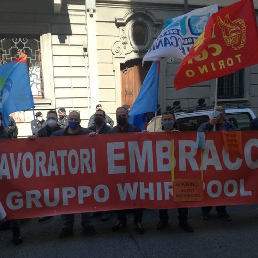 Ex Embraco, a tre giorni dalla fine gli operai &quot;assediano&quot; la curatela: &quot;Chiedete la cassa integrazione&quot; [FOTO e VIDEO]
