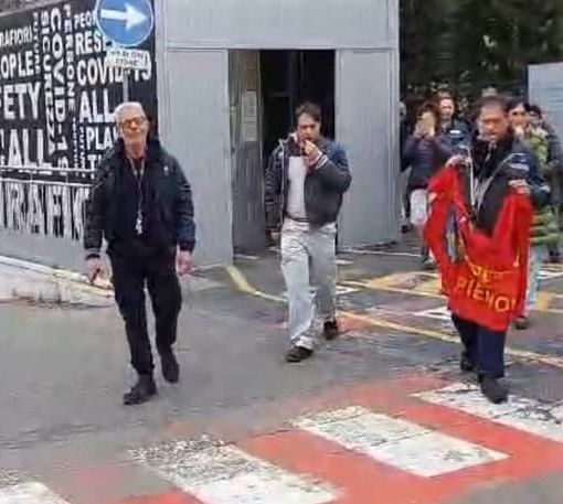 Mirafiori, terzo sciopero in due giorni. Fuori dai cancelli anche gli operai del secondo turno