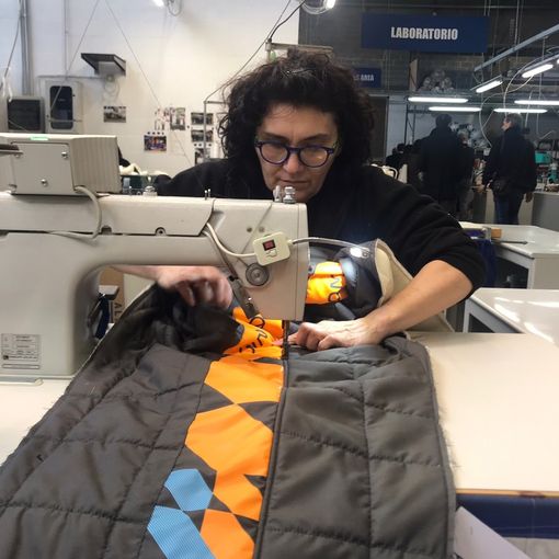 Operaia al lavoro