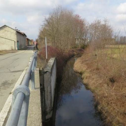 Corso d'acqua vicino alla strada