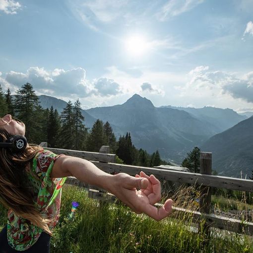 Lassù in alta quota, dove danza e alpinismo trasformano la montagna in palcoscenico