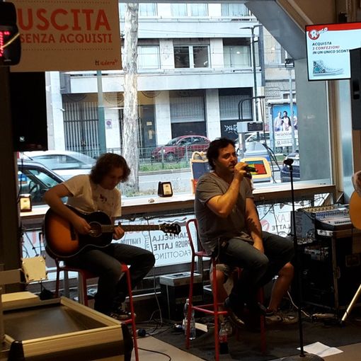 Torino, musica tra le corsie del supermercato: con gli Oronero si fa la spesa a suon di Ligabue (VIDEO)