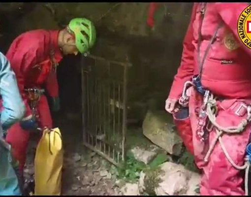 soccorso in grotta con addetti