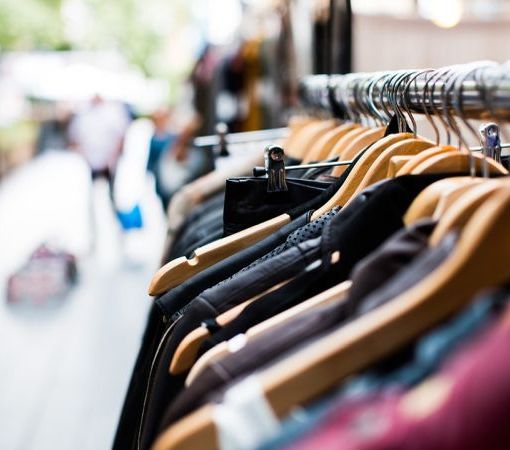 Outlet e abbigliamento: tutti i trucchi per vestirsi bene spendendo poco