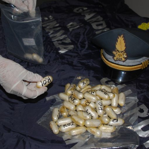Droga, due &quot;corrieri&quot; scoperti dalla Guardia di Finanza: avevano ingerito oltre 140 ovuli di eroina e cocaina