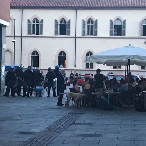 La Questura: “In Piazza Santa Giulia non solo per accertare l’osservanza dell’ordinanza che vieta la vendita per asporto di bevande alcoliche