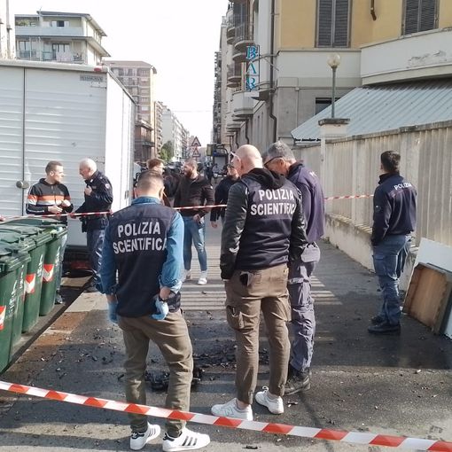 Paura in via Tunisi, esplosione e principio di incendio davanti alle case popolari. Sul posto artificieri e scientifica [FOTO]