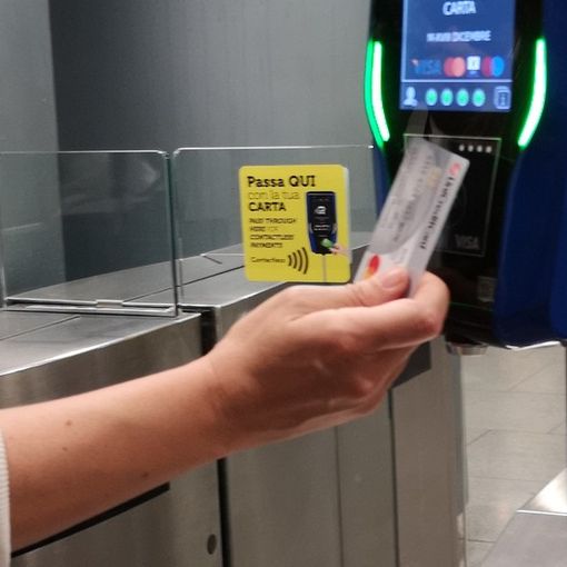 Pagamento con la carta di credito alla macchinetta, in questo caso sulla metro