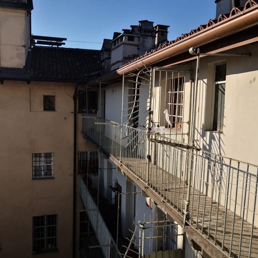 balcone palazzo di via milano - foto d'archivio