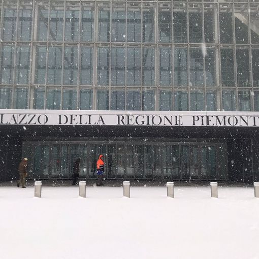 palazzo della regione sotto la neve