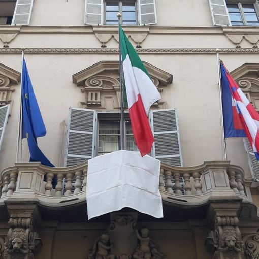 Lo striscione esposto fuori da Palazzo Lascaris