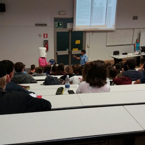Mascherato entra a Palazzo Nuovo e inizia a distribuire caramelle gommose agli studenti