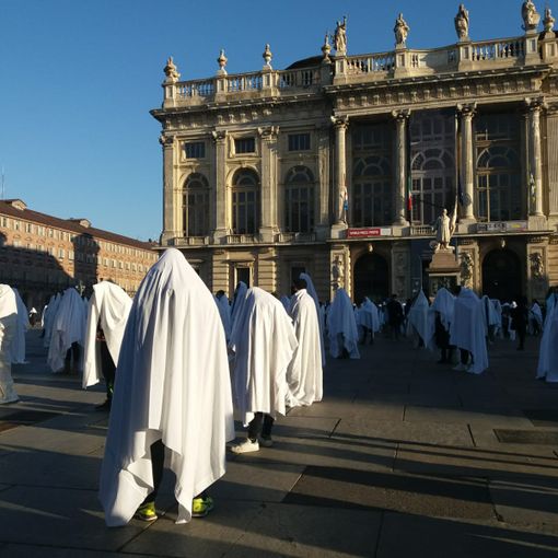 Flash-mob degli istruttori e titolari di palestre e piscine coperti con lenzuoli bianchi (come fantasmi)