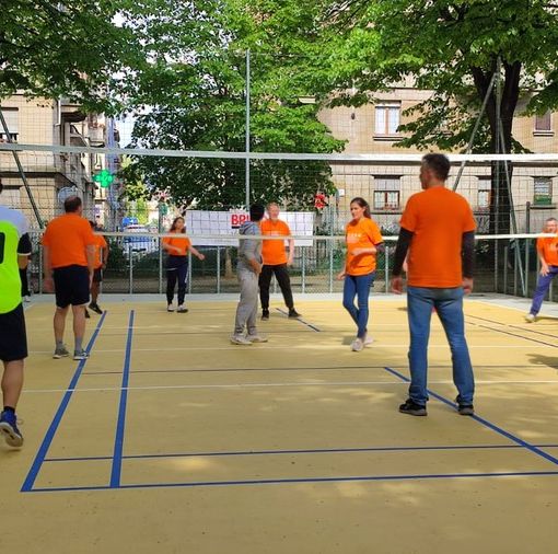 Ragazzi che giocano a pallavolo ai giardini