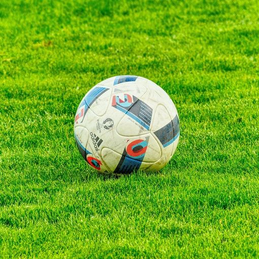 pallone su un campo da calcio