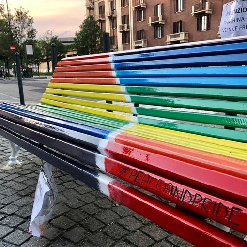 Due nuove panchine arcobaleno in corso Dante