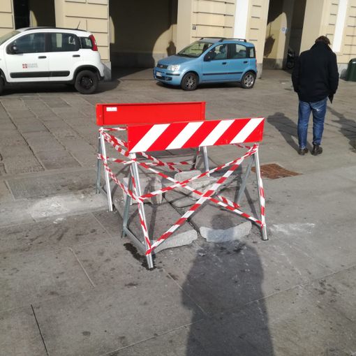 Piazza Castello, ancora danneggiata la panchina davanti alla Regione