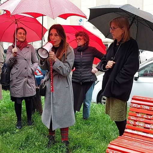 Violenza sulle donne, in via Bertolotti 10 spunta una panchina rossa