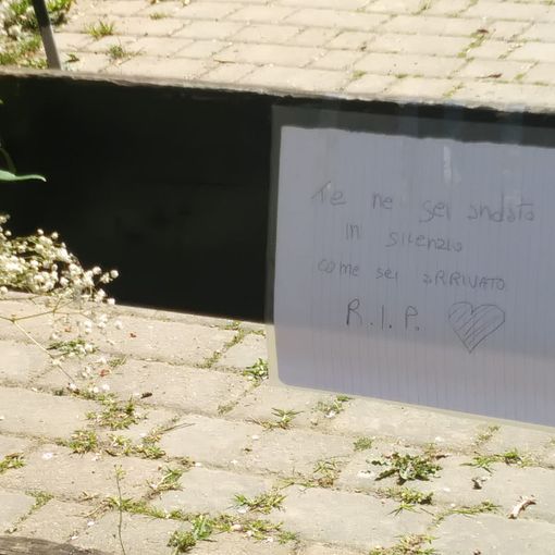 Parella, fiori e biglietti per il senzatetto morto sulla panchina