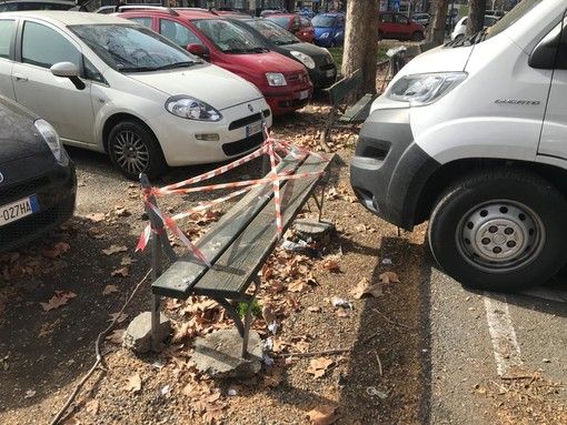 panchine danneggiate - foto di archivio