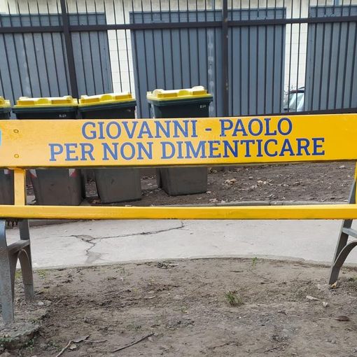 In via San Benigno tre &quot;panchine del ricordo&quot; per ricordare le stragi di Capaci e via D'Amelio