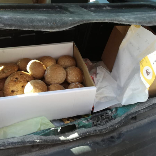 Sorpreso con l'auto carica di pane mal conservato: finisce nei guai insieme al fornaio abusivo