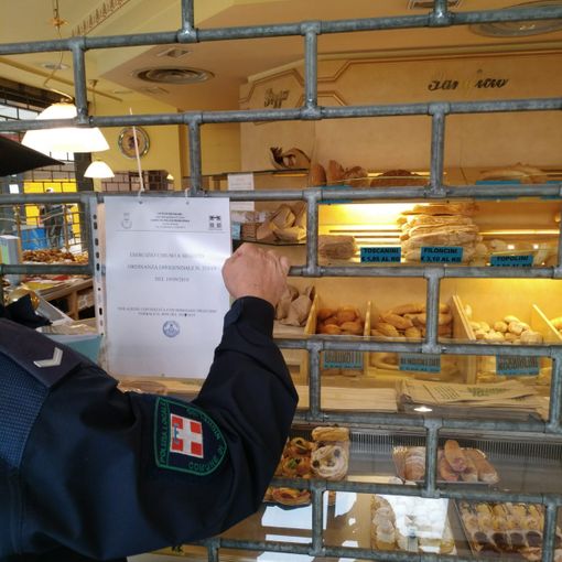 A Nichelino i vigili fanno chiudere una panetteria