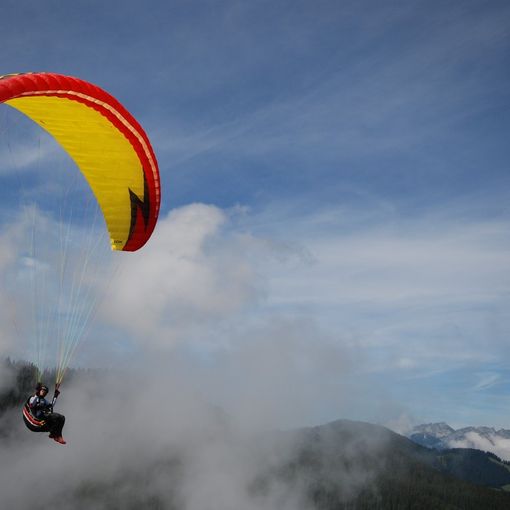 Precipita con il parapendio nei boschi di Rueglio: illeso, chiama i soccorsi del 118