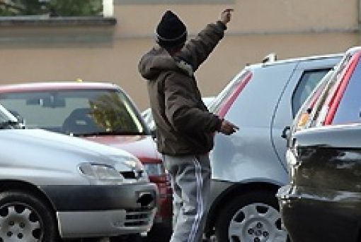 La Polizia denuncia un parcheggiatore abusivo e un minorenne straniero autore di un furto