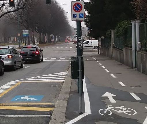 Corso Lecce, la pista ciclabile “sale” sul marciapiede per il parcheggio disabili