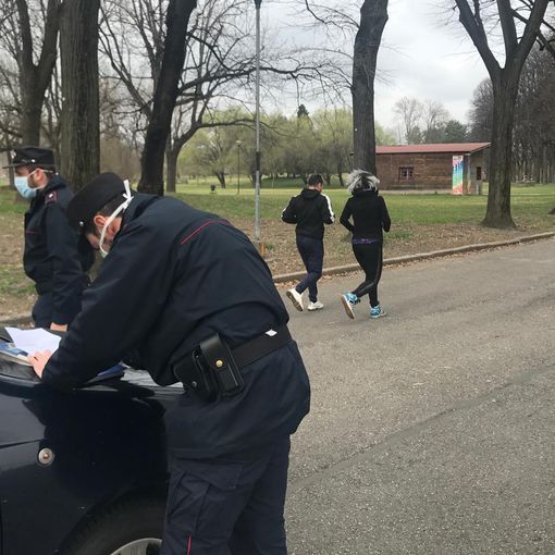 Coronavirus, a Torino giro di vite nei parchi: controlli di polizia contro gli assembramenti