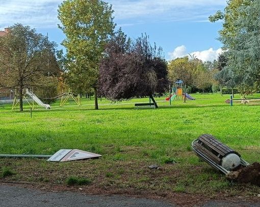 Nichelino, incivili e vandali rovinano il parco di via Trento