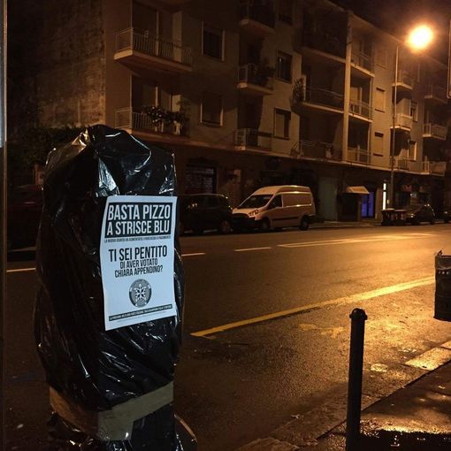 Protesta contro le nuove strisce blu: Casa Pound incappuccia i parcometri di piazza Zara