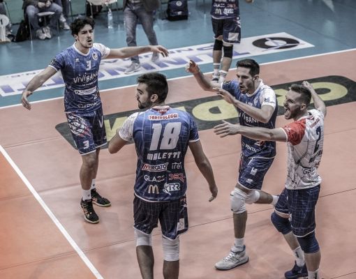 un abbraccio tra i giocatori del Parella volley