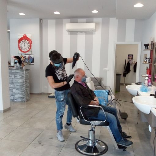 “Mille euro solo per riaprire il nostro negozio, ma non vedevamo l’ora” (FOTO e VIDEO)