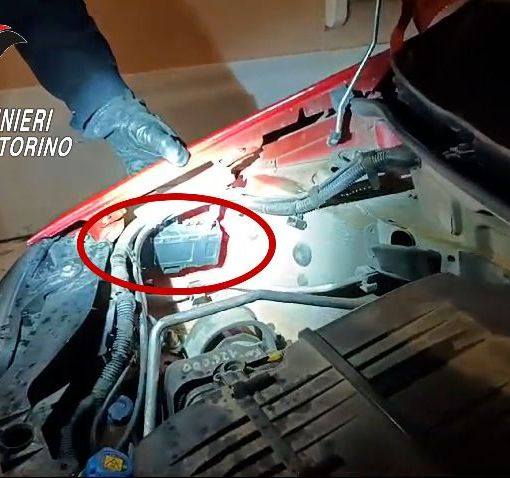 cofano aperto di un'automobile controllata dai carabinieri