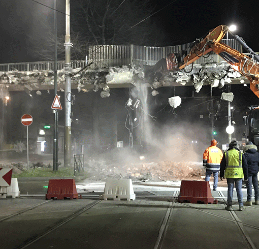 Vallette, se ne va un pezzo di storia: abbattuta la prima passerella di viale dei Mughetti [VIDEO]