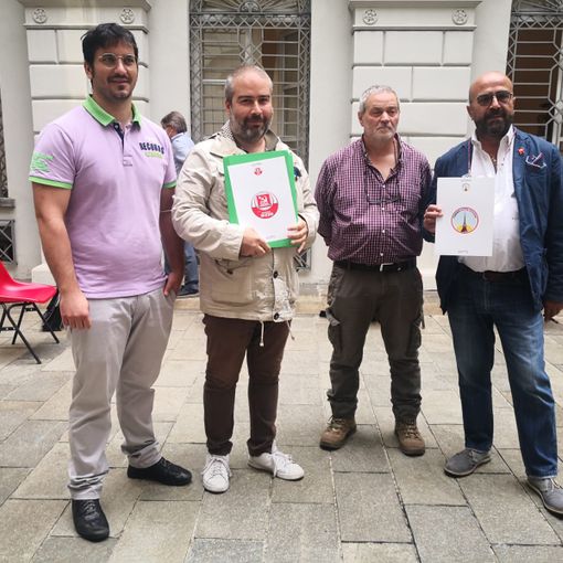 persone sotto i gazebo