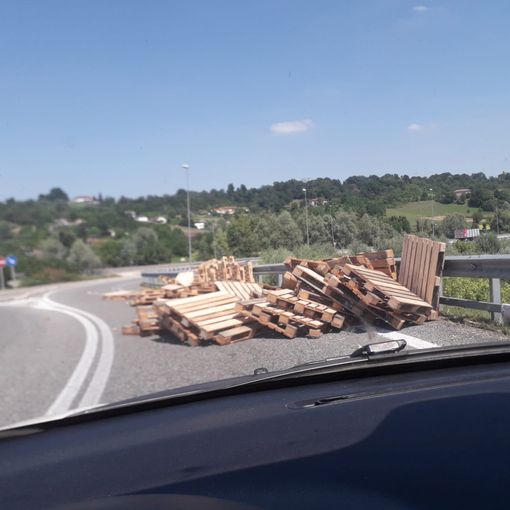 Un camion perde le pedane che stava trasportando, tragedia sfiorata all'imbocco della superstrada per Asti