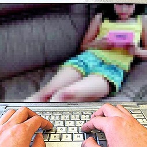 computer con foto di bambina
