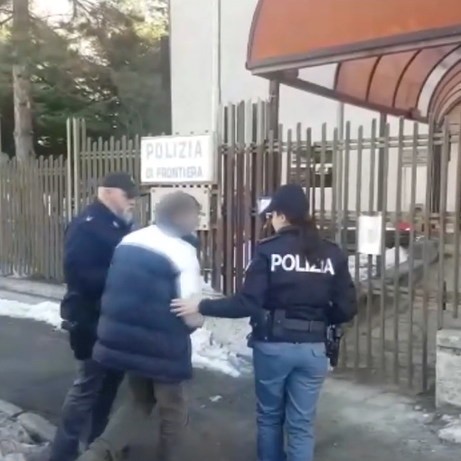 Estradato in Italia l'autista di scuolabus accusato di violenza sessuale su disabili nel Torinese