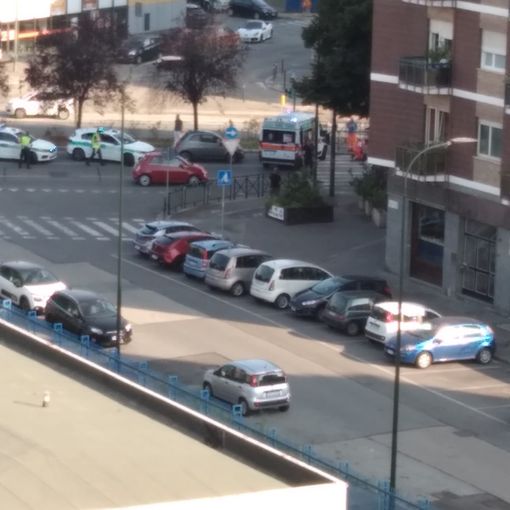 Persona investita davanti a un locale