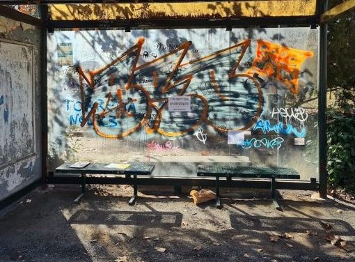 pensilina vandalizzata